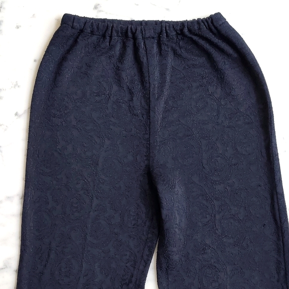 Black Lace Patterned High-Waisted Cropped Pant. - Picture 2 of 8